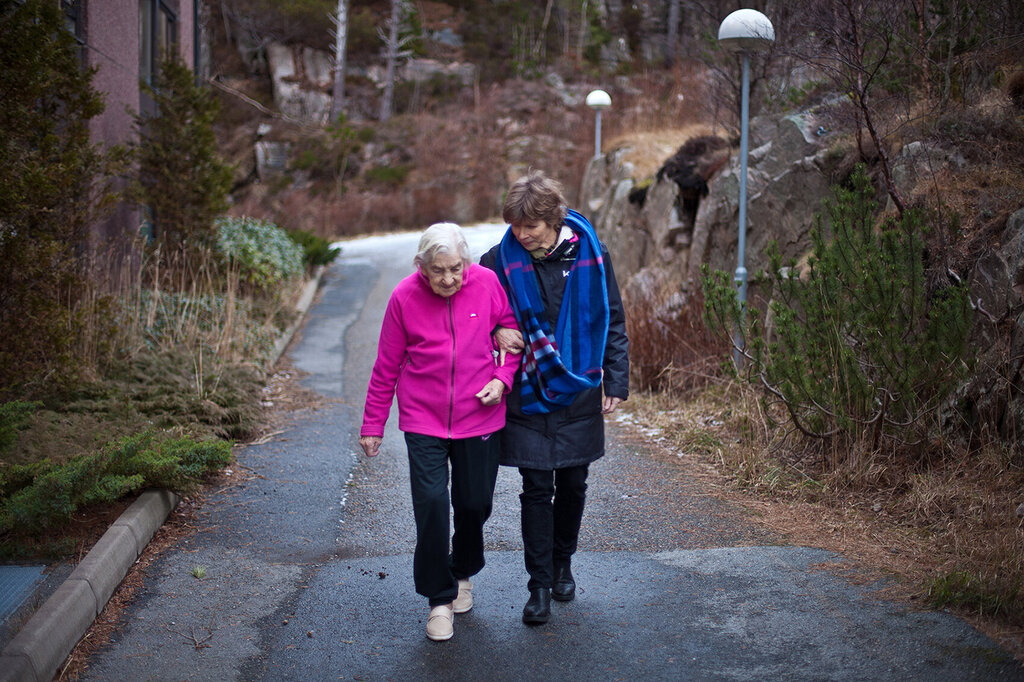 bildet viser to som går tur