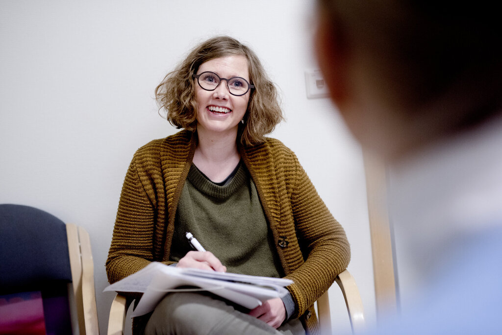 Ruskonsulent Nathalie Idsøe sitter i samtale med pasient ved Stavanger universitetssjukehus.