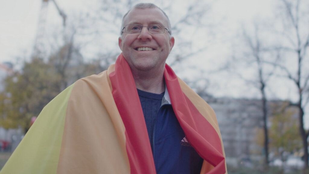 Bildet viser Ole Kristian Joten med et pride-flagg over skuldrene.