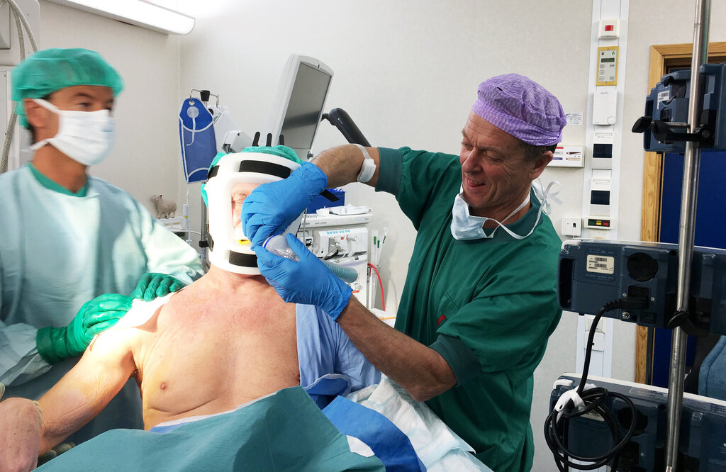 Bildet viser anestesisykepleier Bjørn M. Bjerkan under avslutningen av en skulderoperasjon fra spesial poliklinikken på Alta helsesenter.