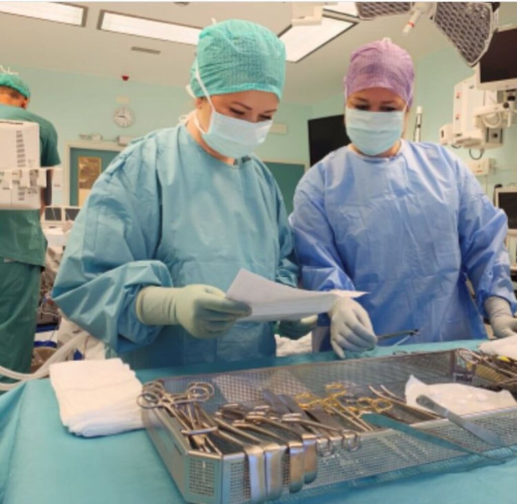 Bildet viser operasjonssykepleiere som teller over instrumenter.