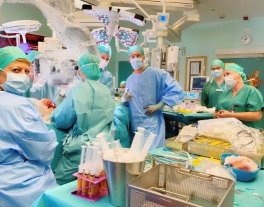 Bildet viser aktivitet i en operasjonsstue.