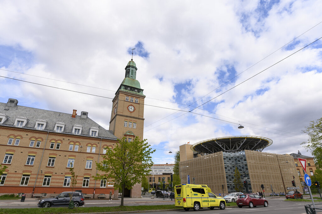 Gamle bygninger med helikopterlandingsplass fra Ullevål sykehus. Ambulanse og biler i forgrunnen.  