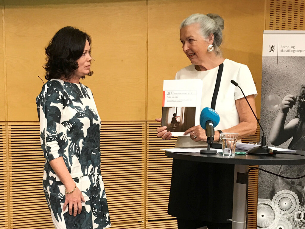 Solveig Horne, barne og likestillingsminister og Ann-Kristin Olsen, leder av Barnevoldsutvalget.