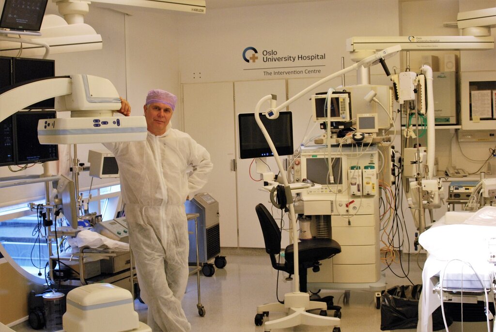Bildet viser Karl Øyri i en hybrid operasjonsstue på Intervensjonssenteret på Rikshospitalet i Oslo.