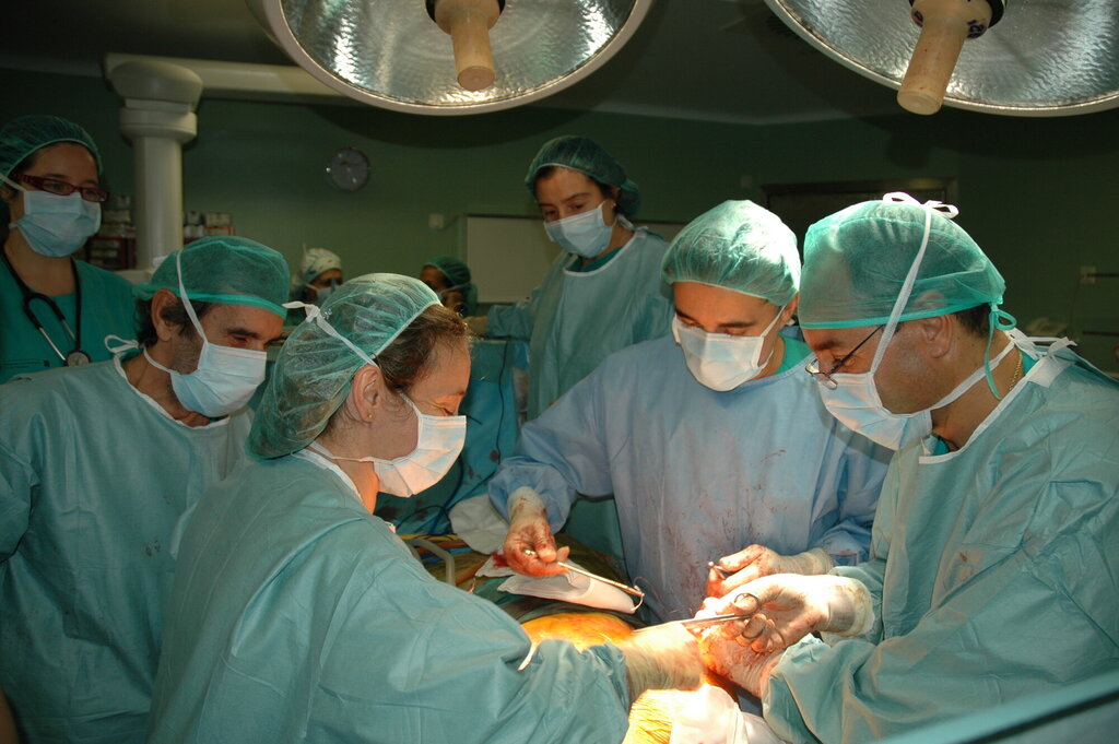 Bildet viser et kirurgisk team som utfører lungetransplantasjon.