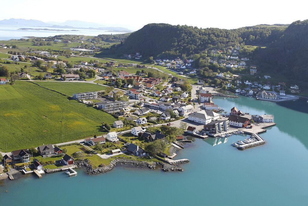 Bildet viser flyfoto over Vikevåg sentrum i Rennesøy kommune