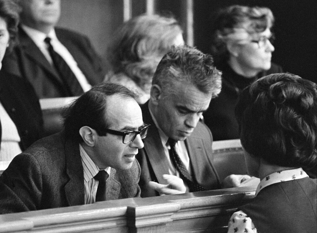 Bildet er i svart-hvitt fra 1974 og viser Gro Harlem Brundtland i samtale med helsedirektør Torbjørn Mork og lege Berthold Grünfeld
