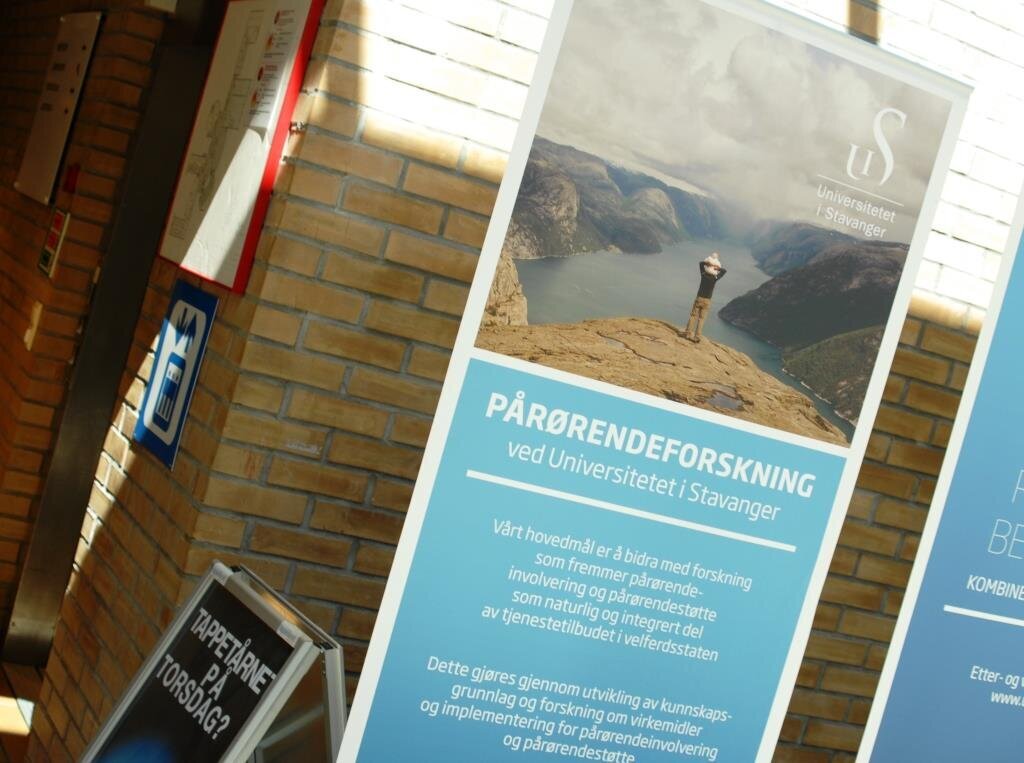 Bildet viser en poster for pårørendeforskningen ved Universitetet i Stavanger.