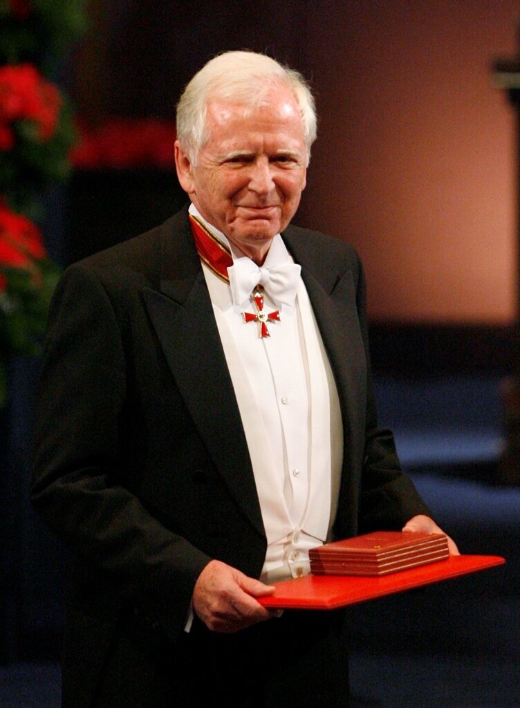 Bildet viser Harald zur Hausen som nettopp er tildelt Nobel-prisen i medisin for 2008.