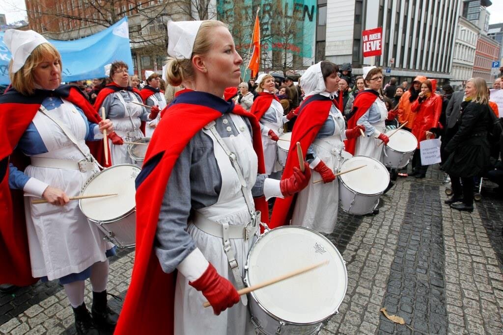 Bildet viser Norsk sykepleierforbunds trommekorps under 1. mai-toget i Oslo, 2010.