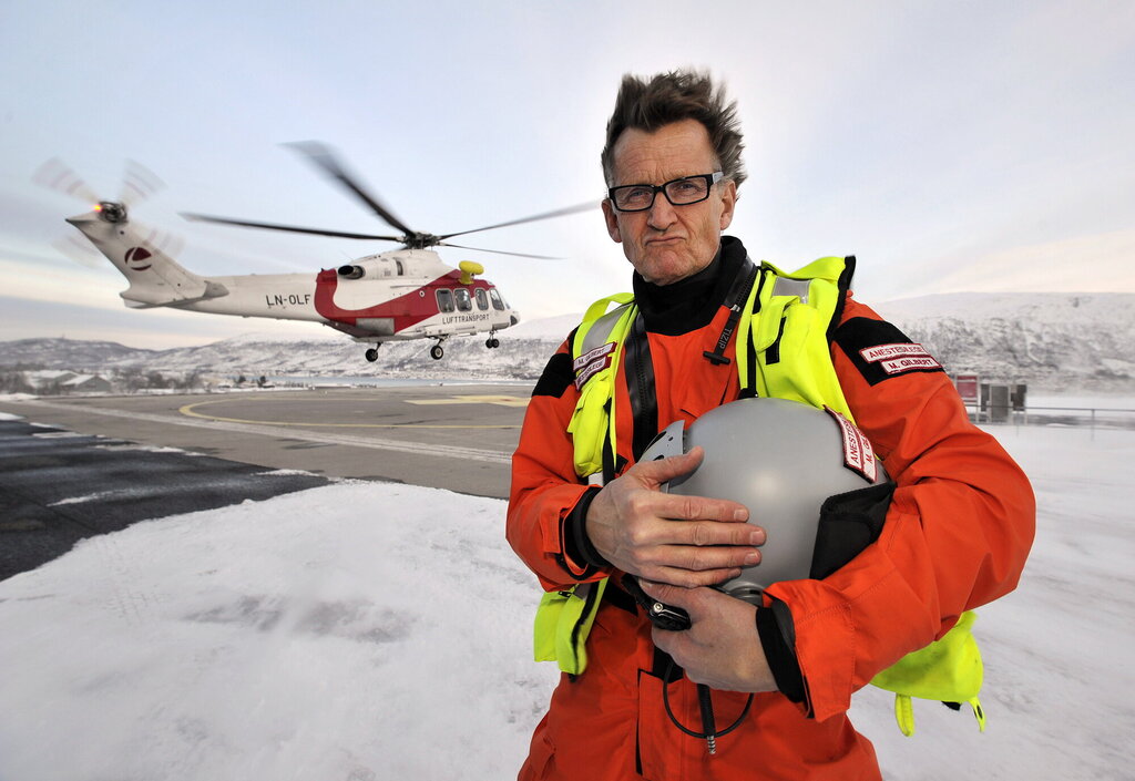 Bildet viser Mads Gilbert utstyrt for å fly i luftambulanse