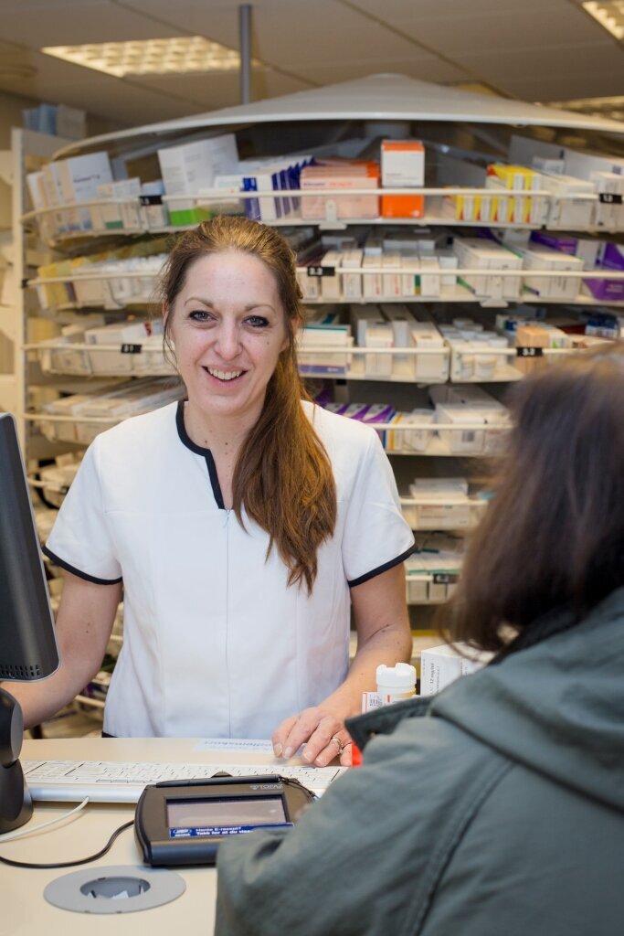 Bildet viser Elsa Jytte Hagstrøm bak disken på Boots apotek Fredrikstad.