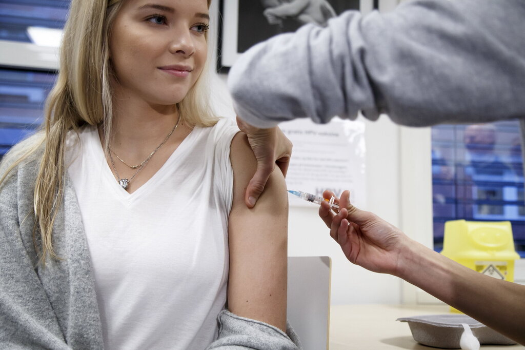 Bildet viser en ung kvinne som får hpv-vaksine.