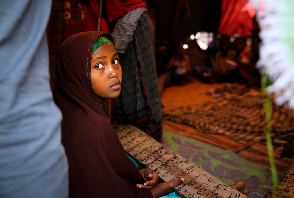 Bildet viser en jente i en leir i Mogadishu, Somalia