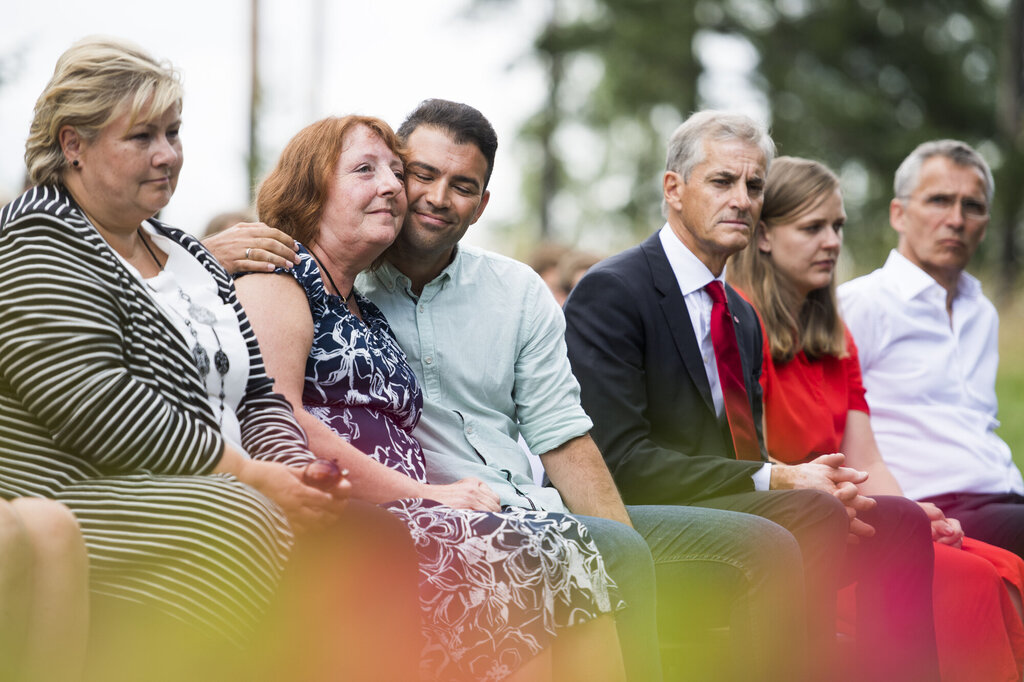 Her er statsminister Erna Solberg (f.v.), leder av støttegruppen Lisbeth Røyneland, AUF-leder Mani Hussaini, leder i Arbeiderpartiet Jonas Gahr Støre og NATOs generalsekretær Jens Stoltenberg under markeringen for angrepet i 2017. 