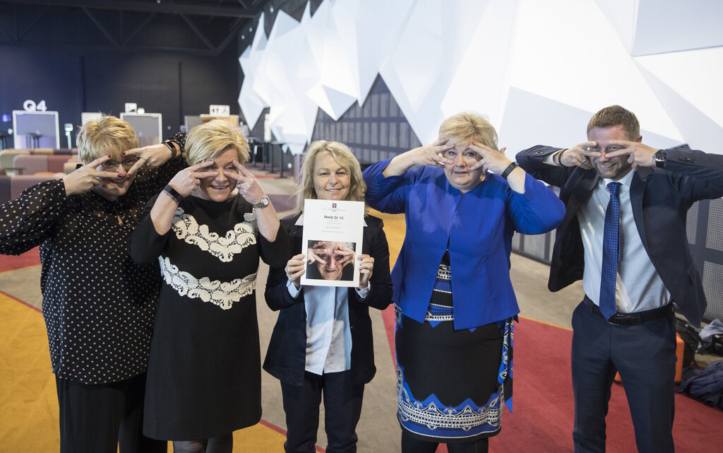  Bildet viser kulturminister Trine Skei Grande, finansminister Siv Jensen, eldreminister Åse Michaelsen, statsminister Erna Solberg og helseminister Bent Høie.