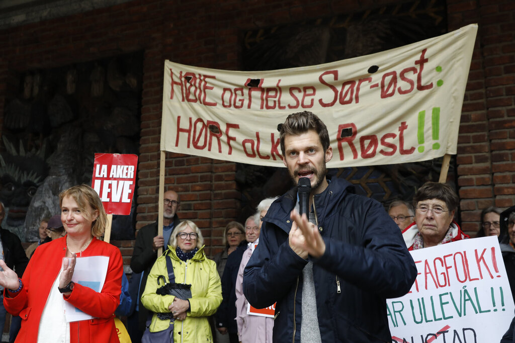 Bildet er fra protesten mot nedleggelsen av Ullevål sykehus. Bjørnar Moxnes holder appell 