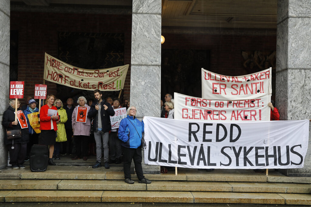 Bildet viser en protestmarkering mot nedleggelse av Ullevål sykehus i borggården utenfor Oslo rådhus
