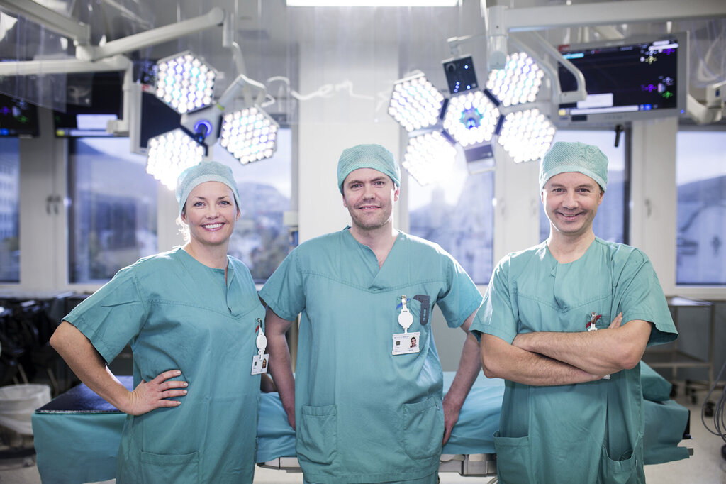 Bildet viser to sykepleiere og en kirurg på operasjonsstuen på Haukeland universitetssjukehus