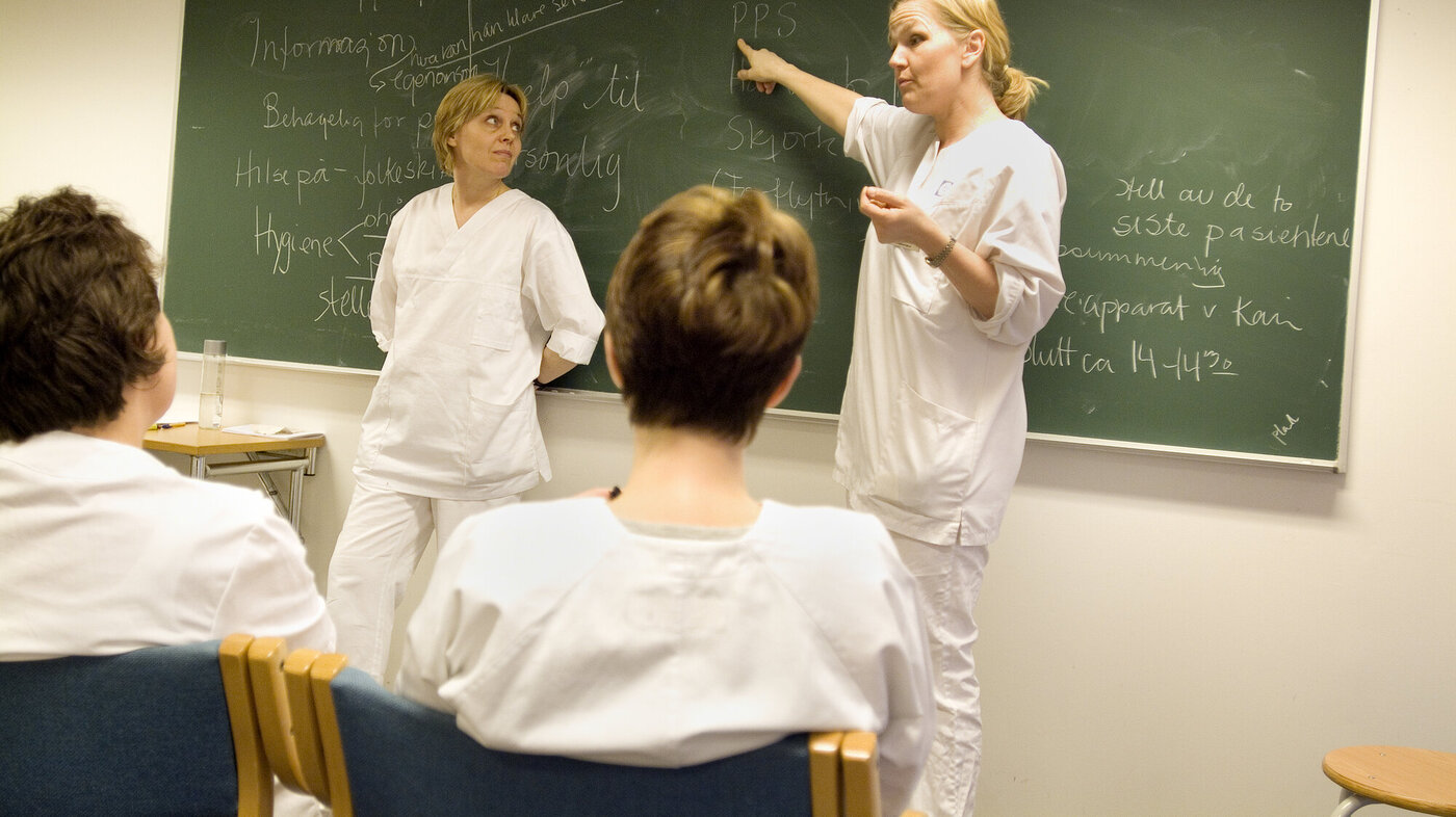Studenter ved Høyskolen Diakonova i Oslo. Studenter ved Høyskolen Diakonova i Oslo.