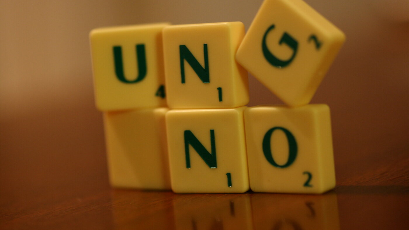 Scrabble-bokstaver stablet til at det står "Ung no"