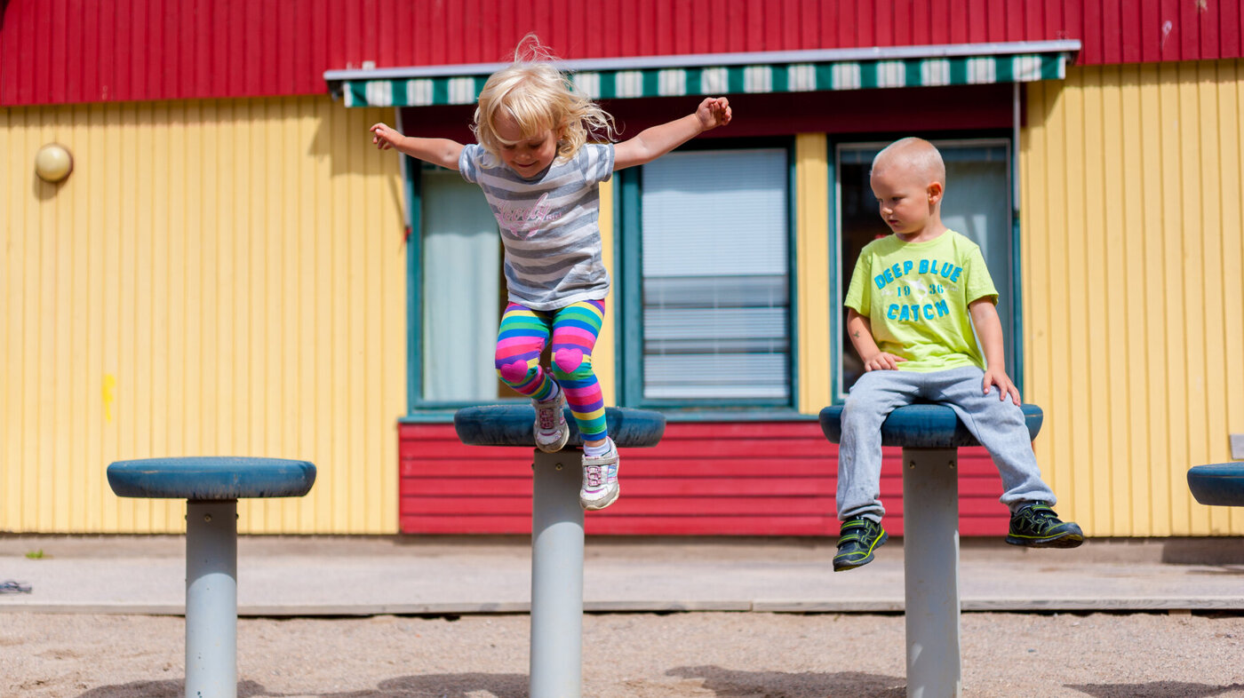 Ett som barn hopper, ett barn ser på. Illustrasjonsfoto: Mostphotos Bilde av ett som barn hopper, ett barn ser på. Illustrasjonsfoto.