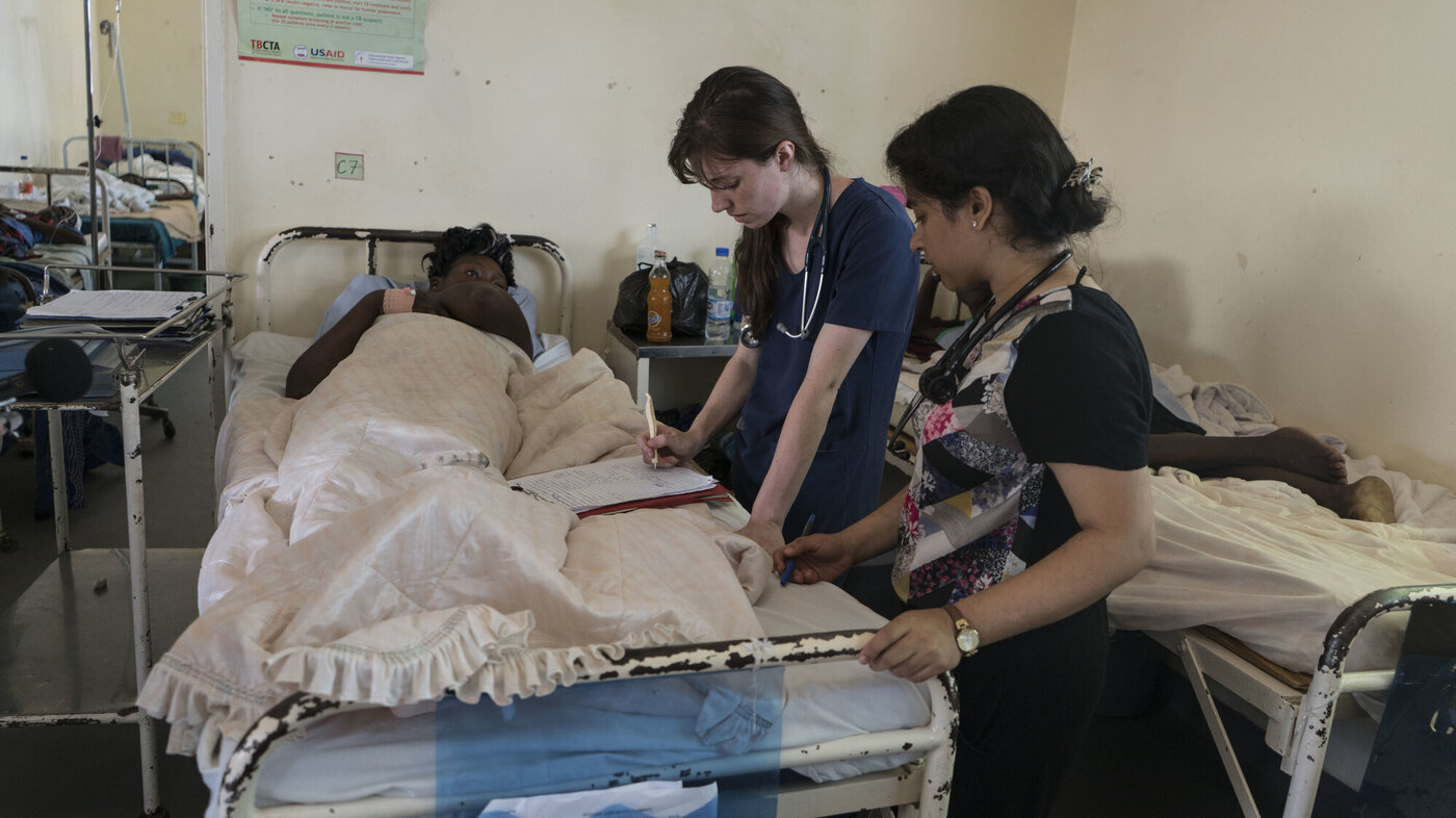 Studenter, Karanda, Zimbabwe Bildet viser canadiske studenter og en pasient på sykehuset i Karanda, Zimbabwe.