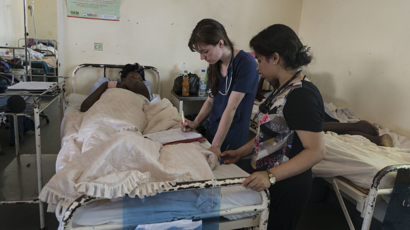 Bildet viser canadiske studenter og en pasient på sykehuset i Karanda, Zimbabwe.