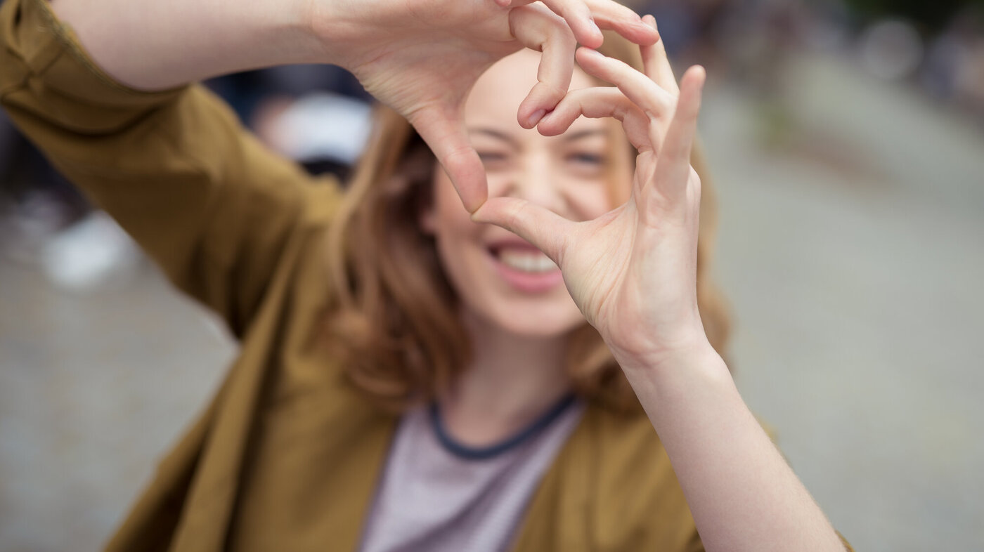 Bilde av en jente som lager et hjerte med hendene sine