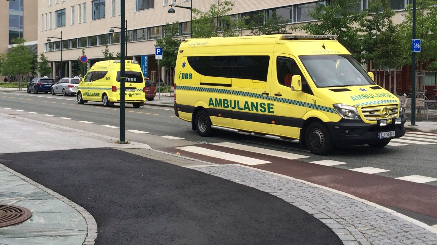 Bildet viser to ambulanser