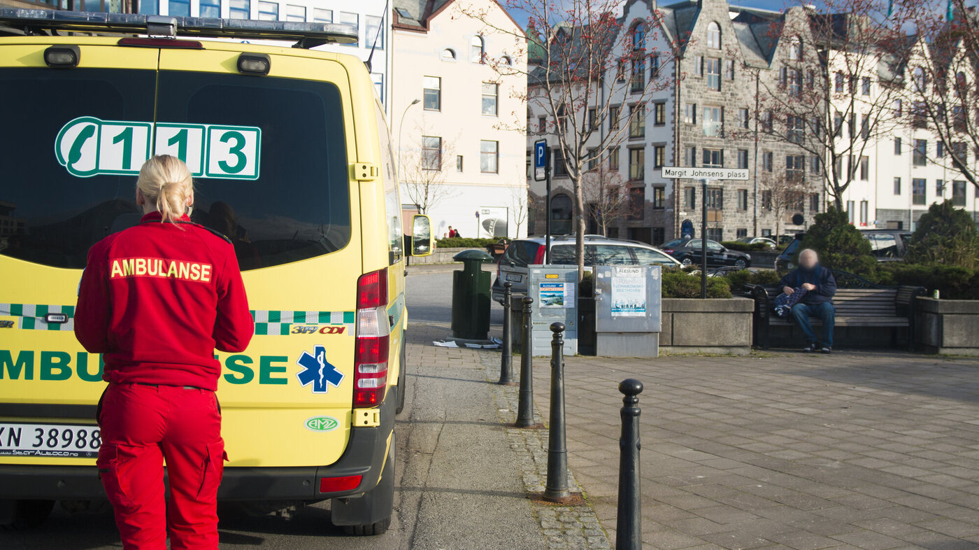 Bilde av en ambulansearbeider på jobb