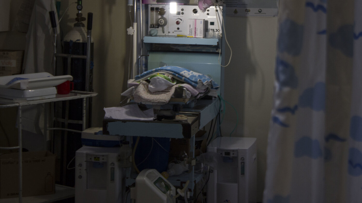 Bildet viser en baby i respirator på Karanda sykehus, Zimbabwe