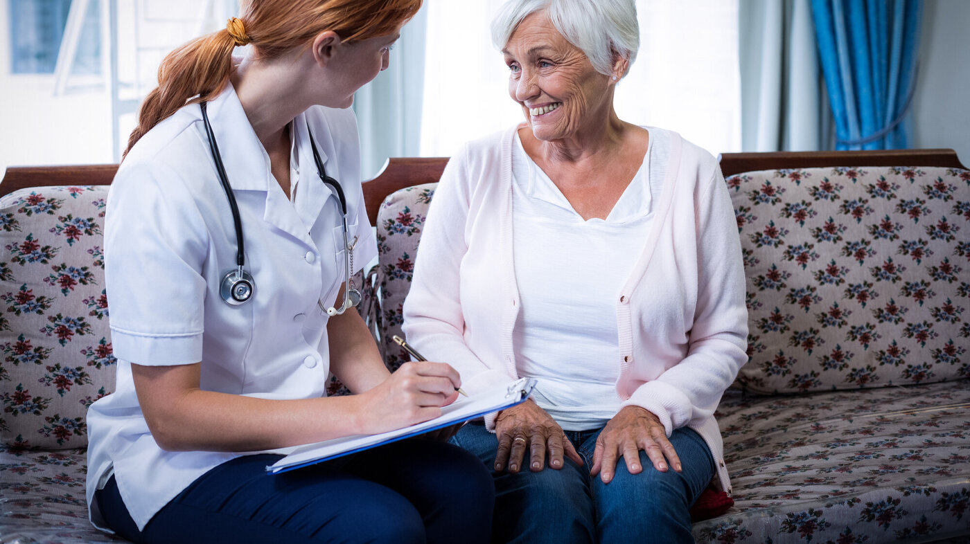Lege i samtale med en eldre pasient