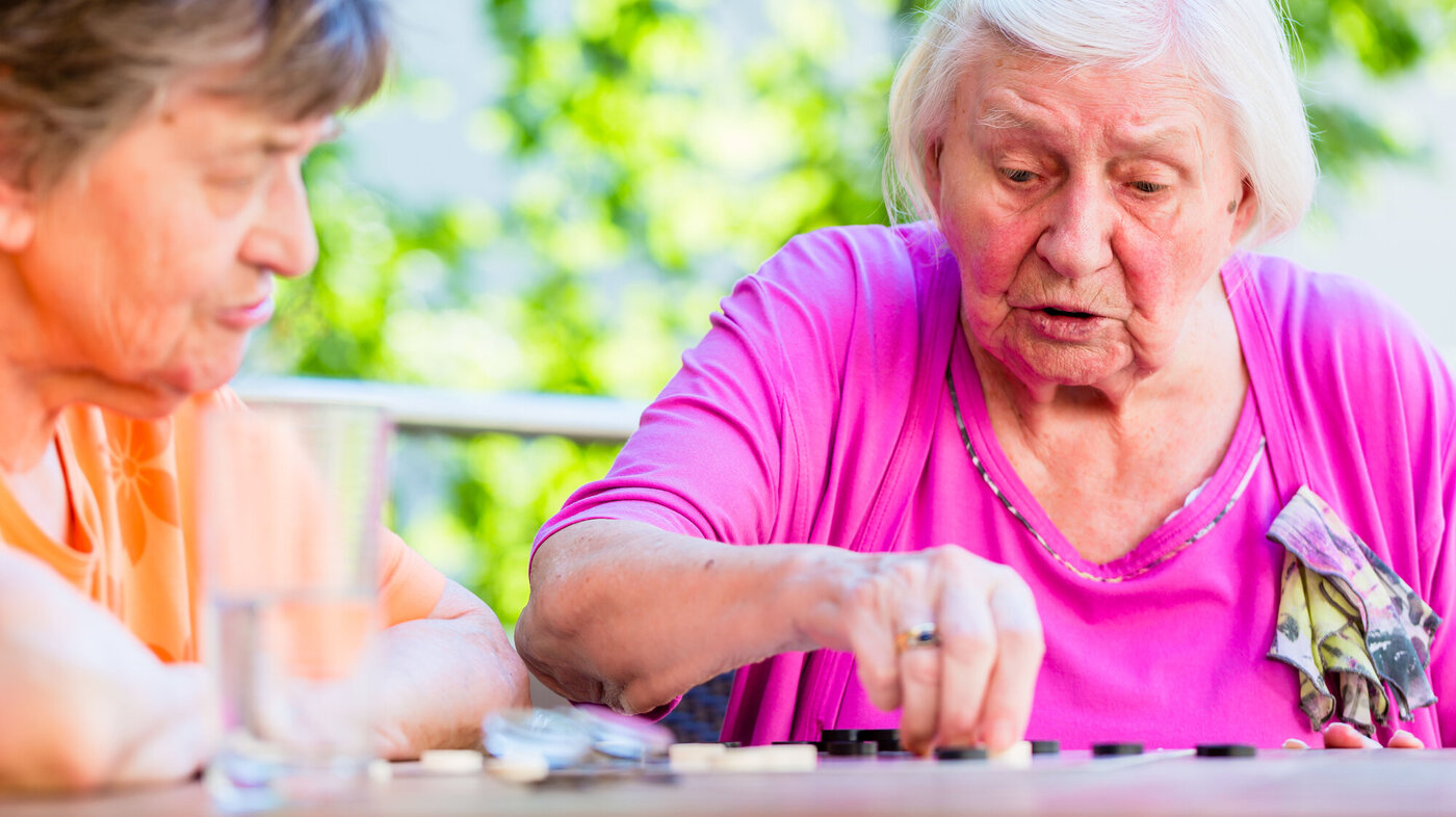 bildet viser to eldre damer som spiller brettspill