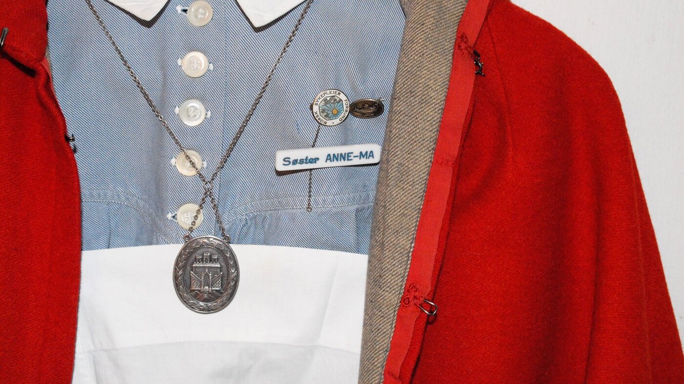 Bildet viser øvre del av Haukelands-uniformen med cape.