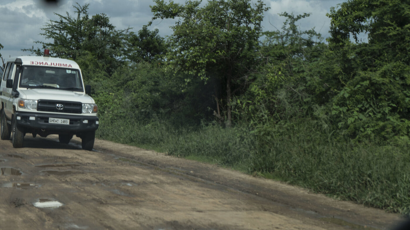 Veien til Karanda, Zimbabwe Bildet viser ambulanse på vei til sykehuset i Karanda, Zimbabwe.