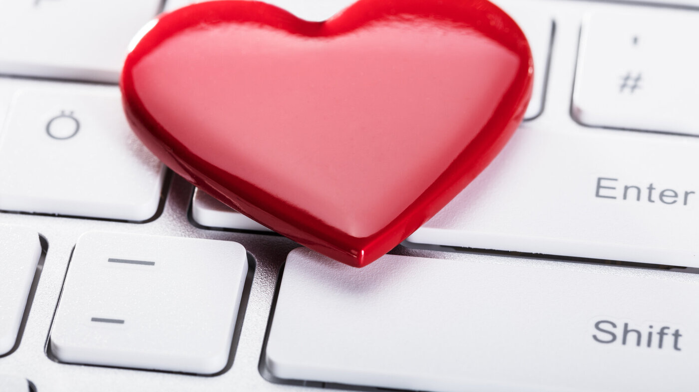 Bildet viser et rødt hjerte som ligger på et tastatur