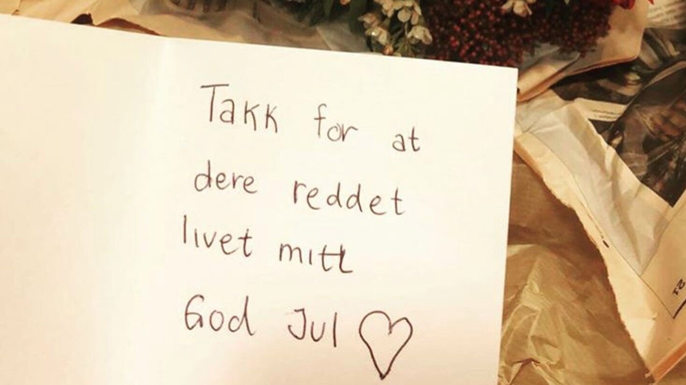 Avdeling for blodsykdommer, Oslo universitetssykehus, Rikshospitalet Bildet viser en blomsterbukett og et kort der det står "Takk for at dere reddet livet mitt. God jul."