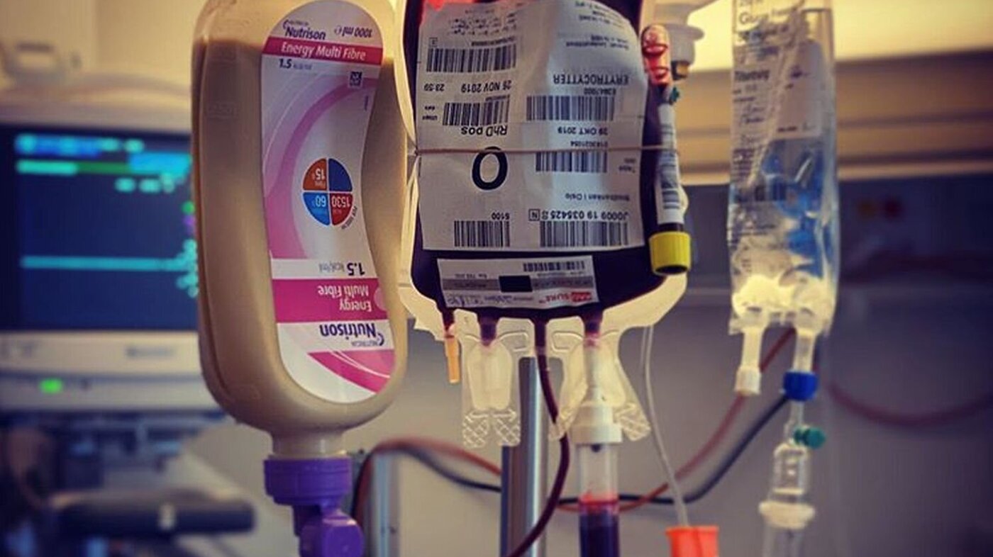 Avdeling for blodsykdommer, Oslo universitetssykehus, Rikshospitalet Bildet viser et stativ med blodpose, intravenøs ernæring og væske.