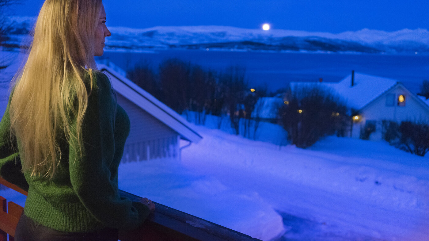 Bildet viser Lill Sverresdatter Larsen hjemme i Tromsø
