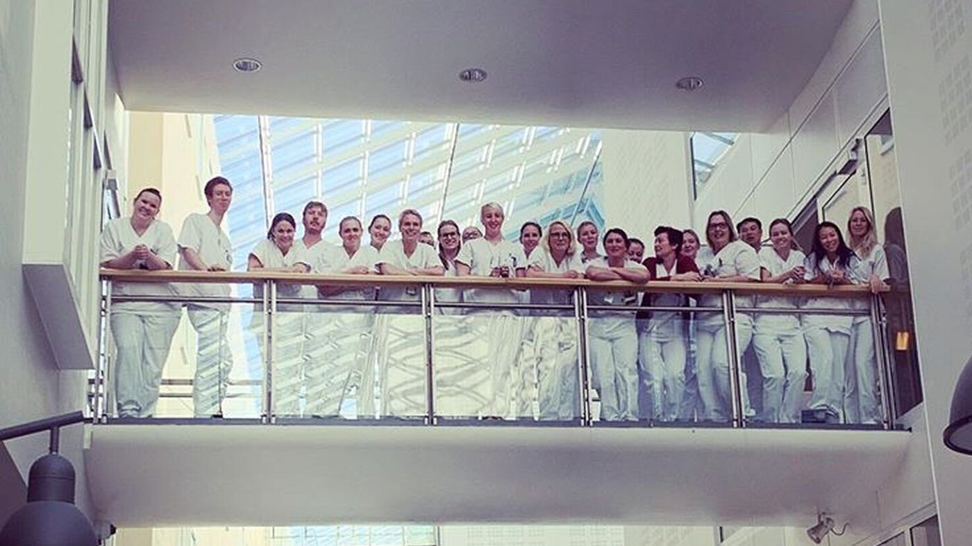 Bildet viser ansatte på Avdeling for blodsykdommer i glassgangen på Rikshospitalet.