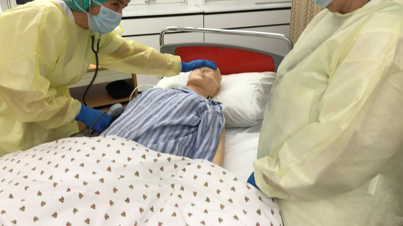 Simulering: Lærerne Randi Caspersen Bratland og Linda Jansen viser hvordan sykepleiere skal behandle pasienter med meningitt. Simulering: Lærerne Randi Caspersen Bratland og Linda Jansen viser hvordan sykepleiere skal behandle pasienter med meningitt.
