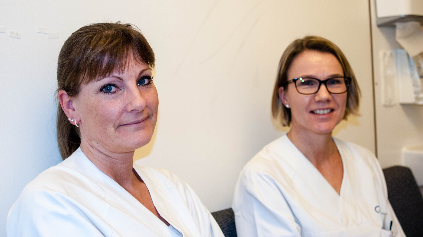 Sykepleierne Anna Brandin og Elin Hvamstad redder påsydde fingre og tær.