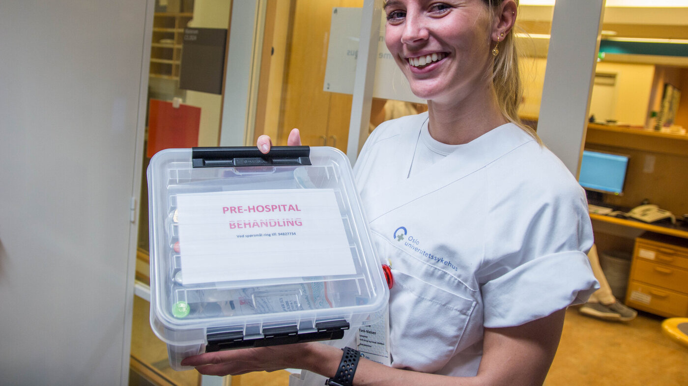 Bildet viser Madeleine Tank-Nielsen med en boks med utstyr til prehospital behandling.