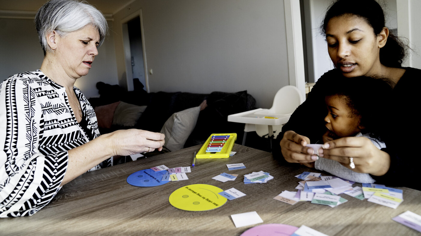 Mona sorterer lapper sammen med familiesykepleier Heidi Duesund Hansen