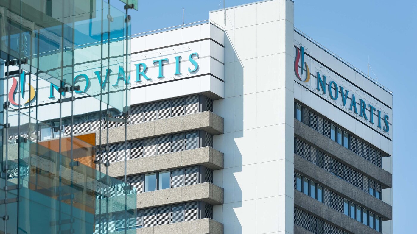 Novartis Bildet viser en bygning med logen til Novartis på.
