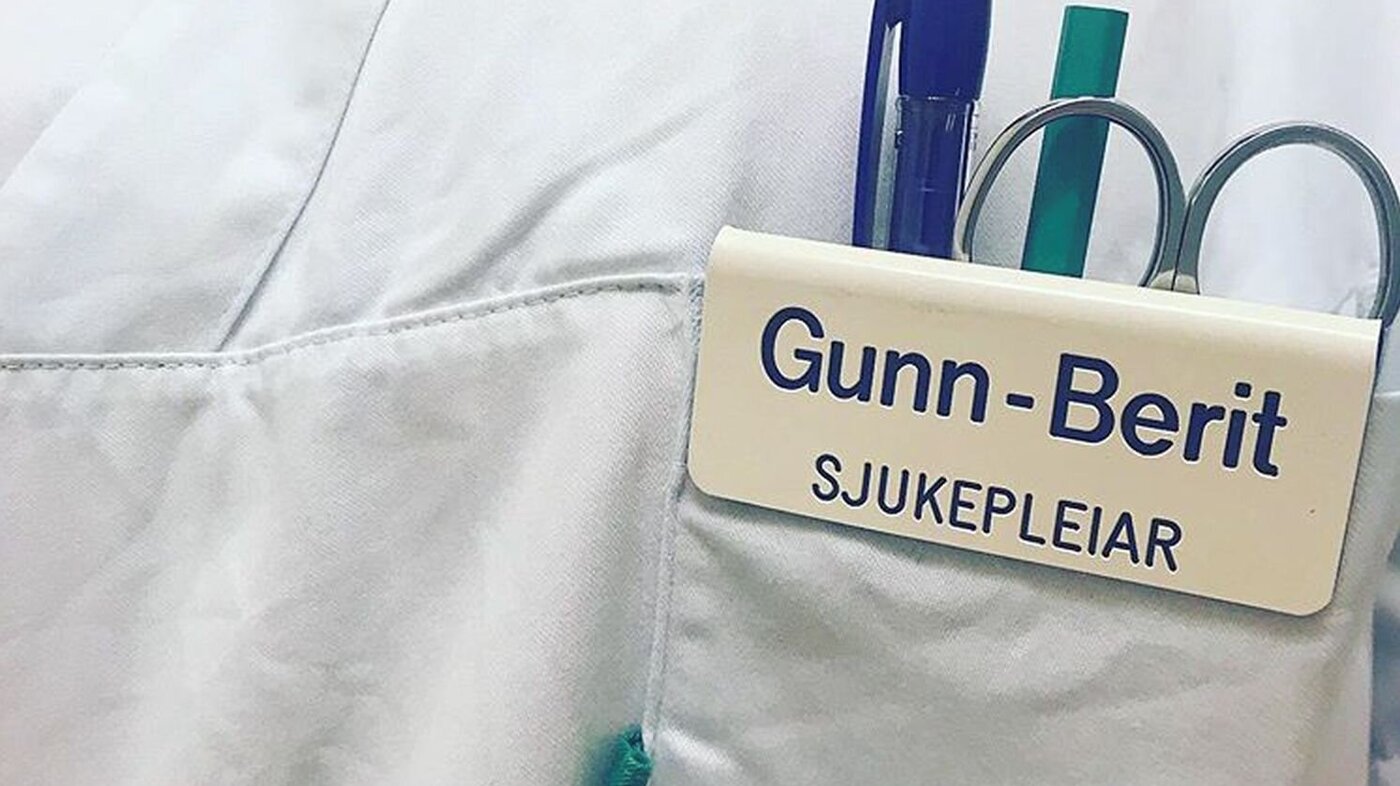 Gunn-Berit Neergård Bildet viser del av en uniform og et navneskilt.