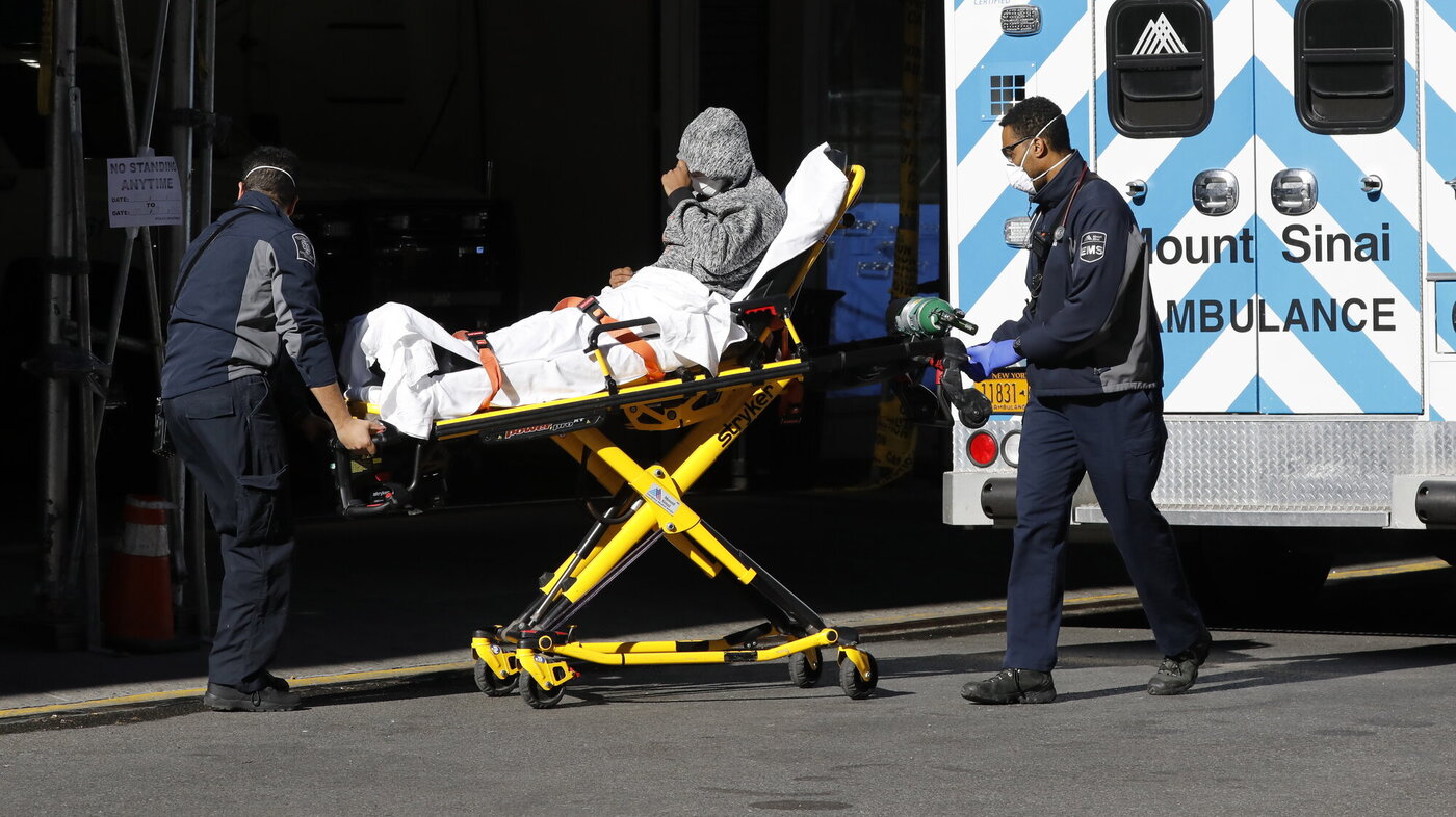 Bildet viser en koronapasient som ankommer sykehus i New York