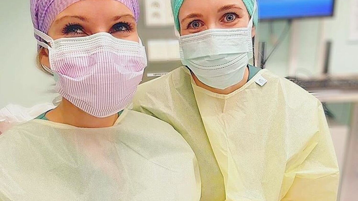 Bildet viser to operasjonssykepleiere.